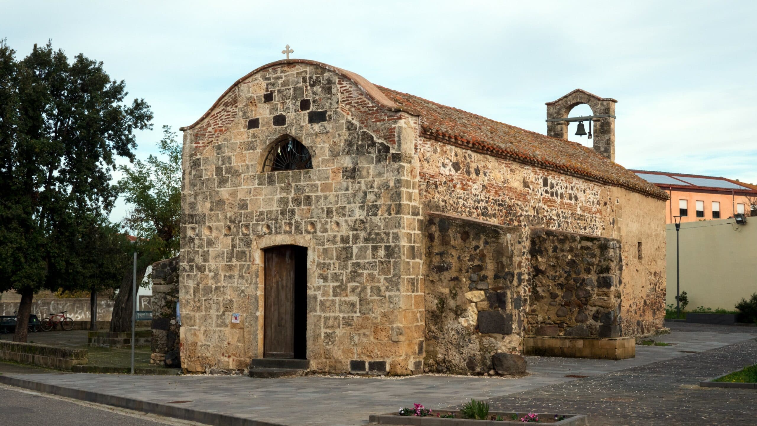 La chiesa romanica della Madonna delle Grazie, in pietra, con il campanile a vela